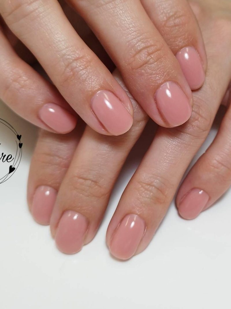 Korte nagels in een warme nude tint