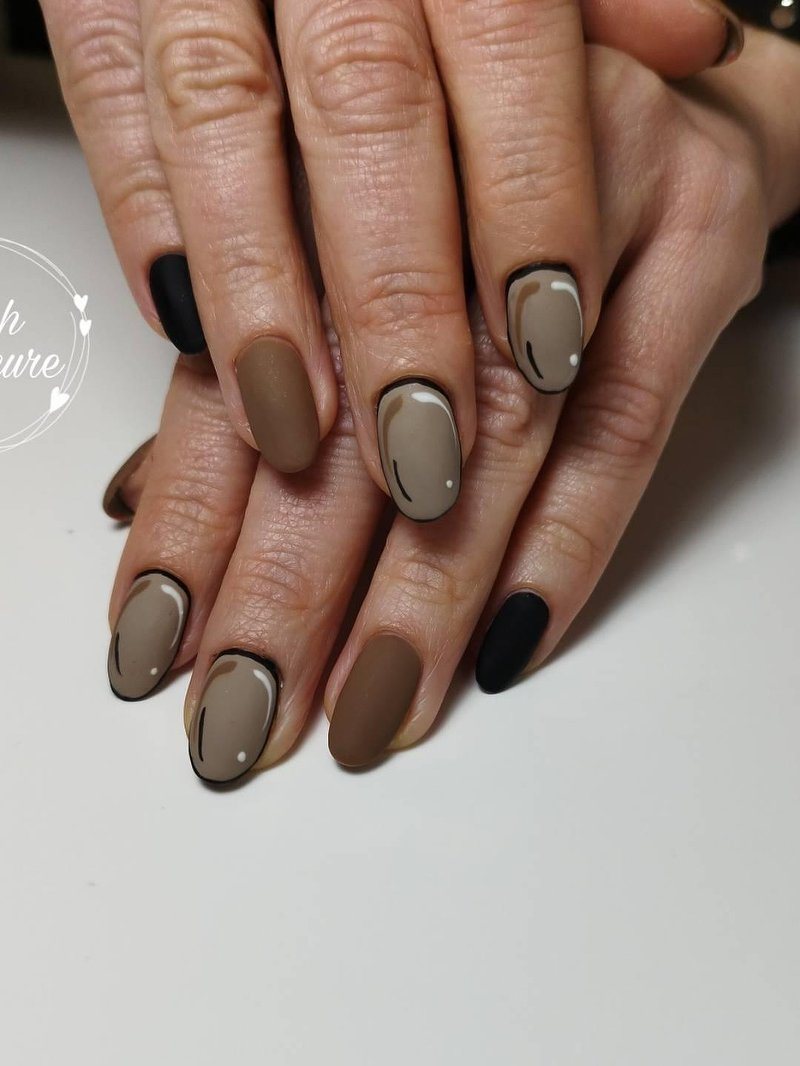 Taupe en zwarte nagels met fijne lijntjes