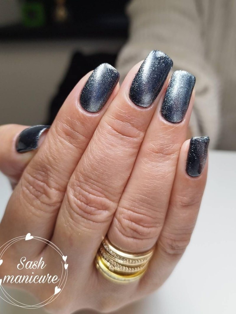 Grijze nagels met een metallic glans