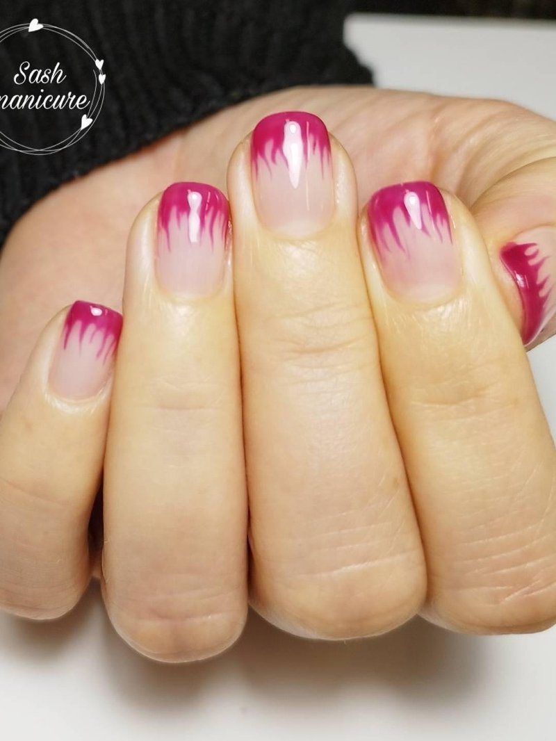 Nagels met een fuchsia vlammende tip